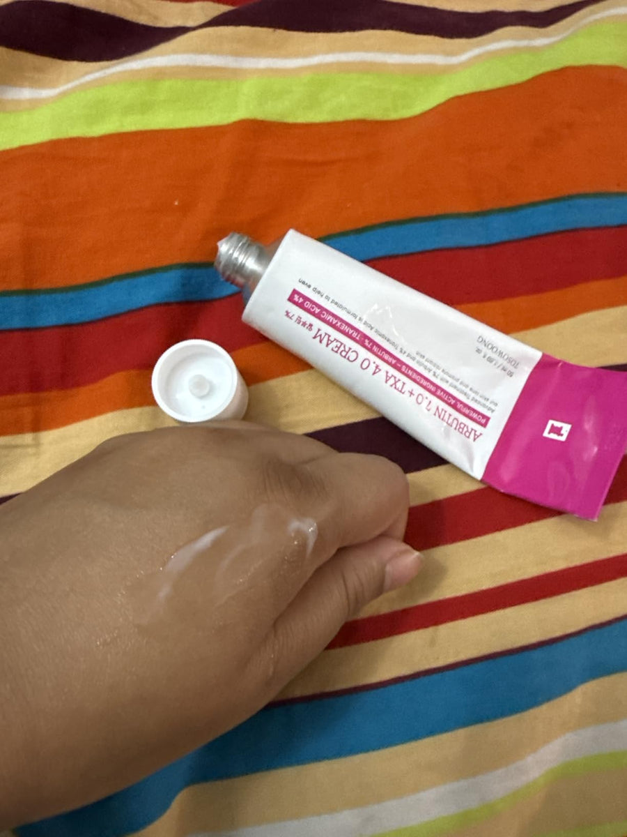 Avant d’utiliser cette crème, je ne pouvais pas sortir sans fond de teint à cause de mes marques d’acné et de mes taches pigmentaires. Après quelques semaines d’utilisation régulière, ma peau a commencé à s’éclaircir progressivement. Mes imperfections sont devenues beaucoup moins visibles et mon teint est devenu plus homogène. Aujourd’hui, je sors souvent sans maquillage et je me sens beaucoup plus confiante. Les photos avant/après montrent clairement l’amélioration.